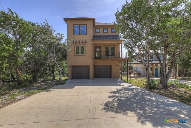 1216 Canyon Lake Dr in Canyon Lake, TX - Building Photo - Building Photo