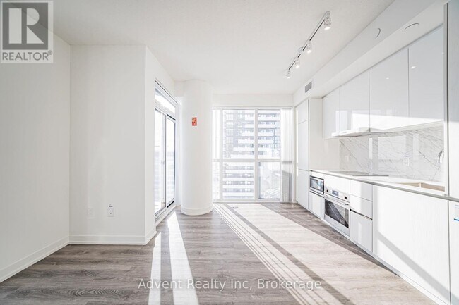 8 Interchange Wy in Vaughan, ON - Building Photo - Building Photo