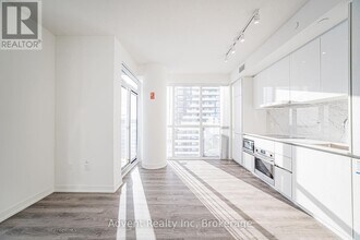 8 Interchange Wy in Vaughan, ON - Building Photo - Building Photo