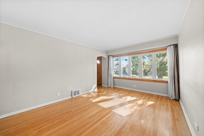 5756 S Kolmar Ave in Chicago, IL - Building Photo - Building Photo