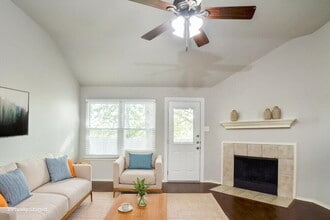 3720 Allison Dr, Unit 233 in Denton, TX - Foto de edificio - Building Photo