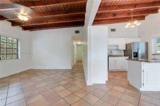10621 SW 111th St in Miami, FL - Foto de edificio - Building Photo