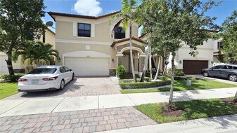10032 NW 87th Terrace in Doral, FL - Building Photo