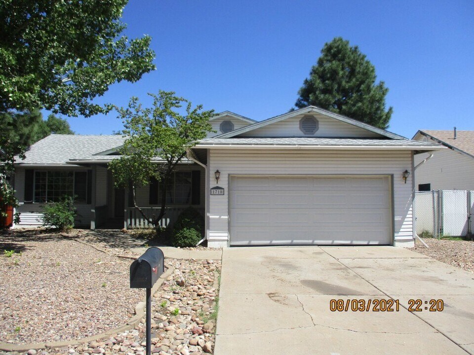 1710 W Nikolaus in Show Low, AZ - Building Photo