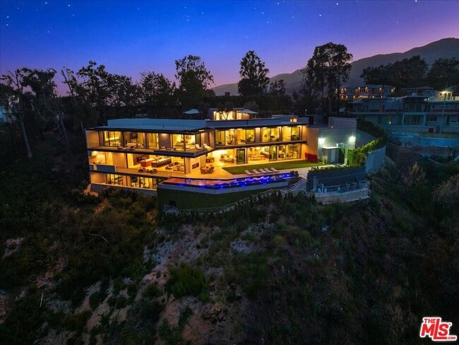 766 Paseo Miramar in Los Angeles, CA - Building Photo - Building Photo