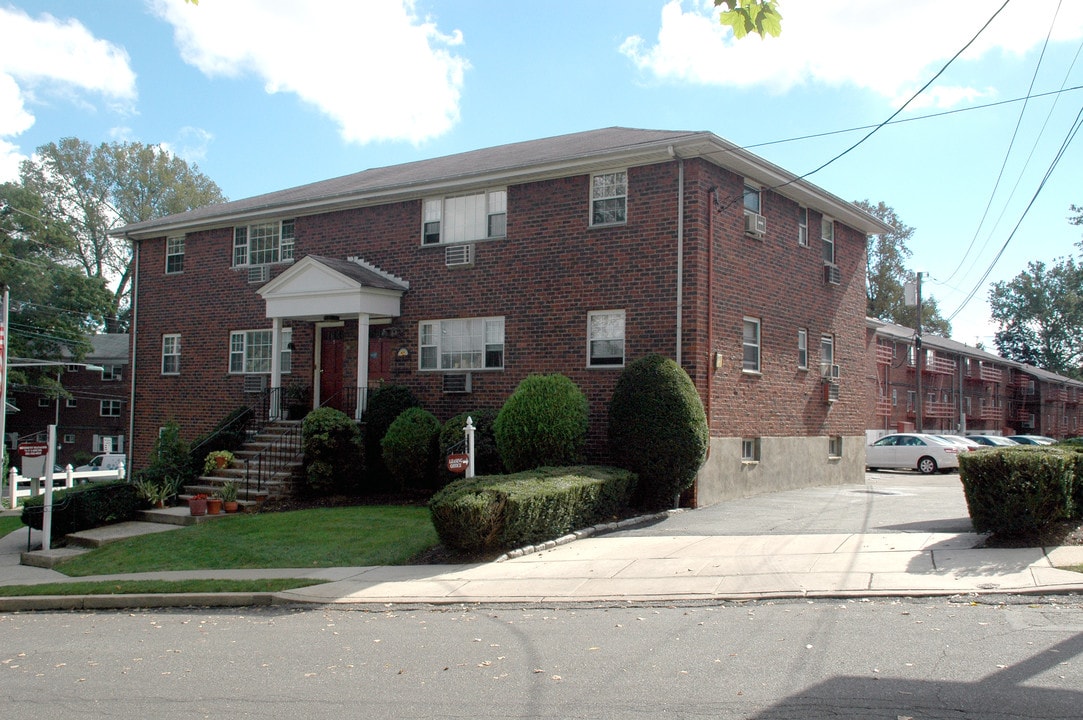 Oak Terrace in Hackensack, NJ - Building Photo