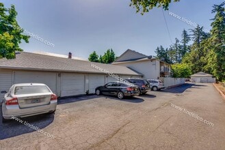 13738 NE Glisan St in Portland, OR - Building Photo - Building Photo