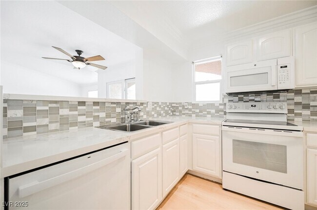 8101 W Flamingo Rd, Unit 2041 in Las Vegas, NV - Building Photo - Building Photo