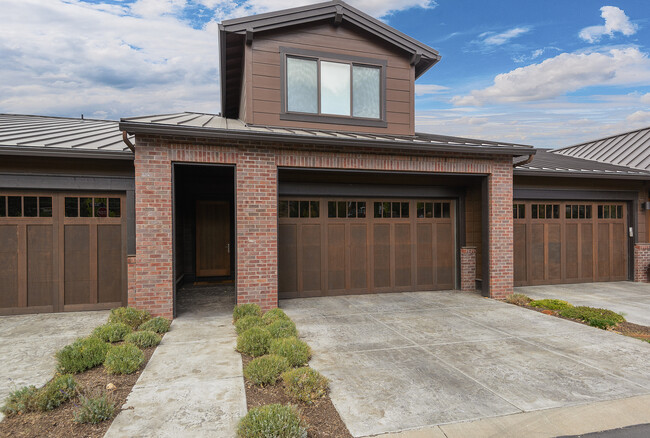 901 SW Theater Dr in Bend, OR - Foto de edificio - Building Photo