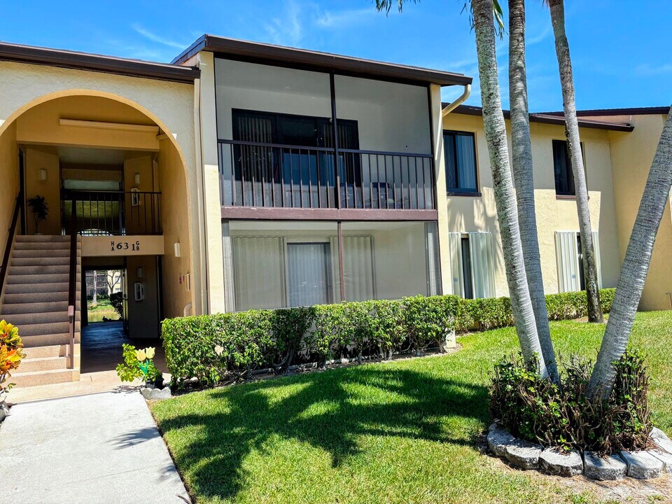 631 Sea Pine Way in Greenacres, FL - Building Photo