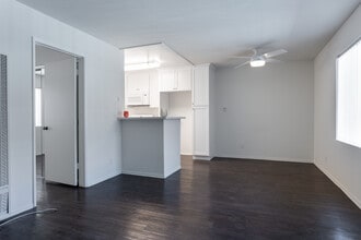 Gateway Tarzana Apartments in Tarzana, CA - Foto de edificio - Interior Photo