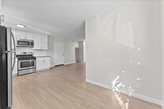 631 E Elk Ave in Glendale, CA - Building Photo - Building Photo