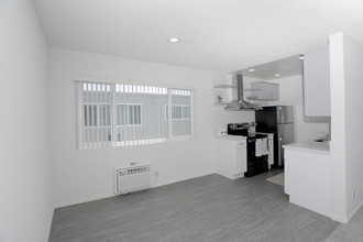 Bleu Apartments in Los Angeles, CA - Building Photo - Interior Photo