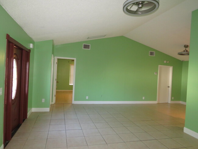 301 Canterbury Dr W in Riviera Beach, FL - Building Photo - Building Photo