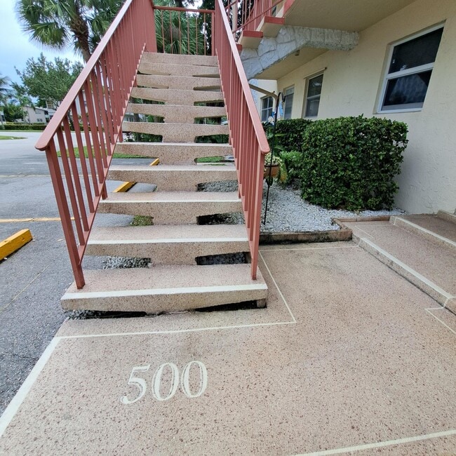 204 Oxford 500 in West Palm Beach, FL - Building Photo - Building Photo