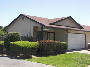 Capistrano Park Duplex's in Modesto, CA - Foto de edificio - Building Photo