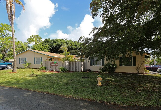 Cedarwood Court in Fort Lauderdale, FL - Foto de edificio - Building Photo