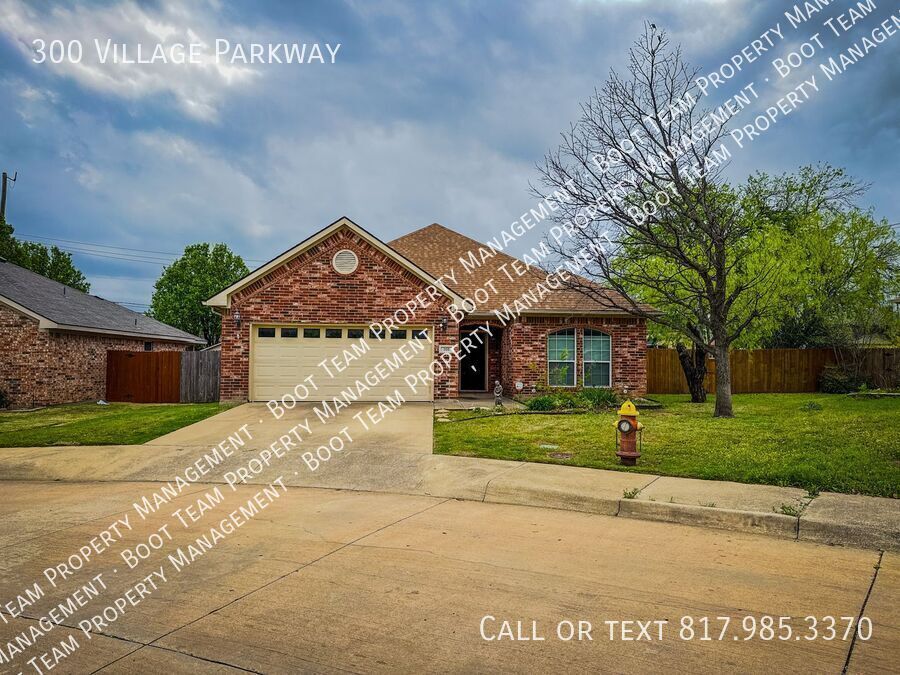 300 Village Pkwy in Crowley, TX - Building Photo