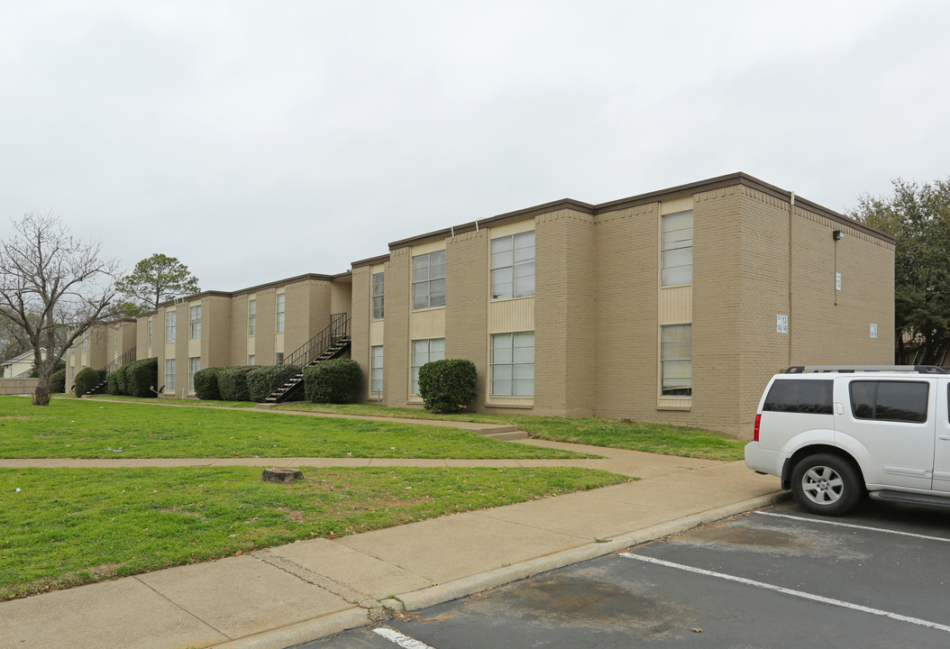 The Arlington Village Apartments in Arlington, TX - Building Photo