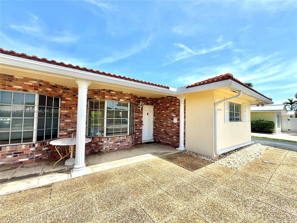 2719 NE 32nd St in Fort Lauderdale, FL - Foto de edificio