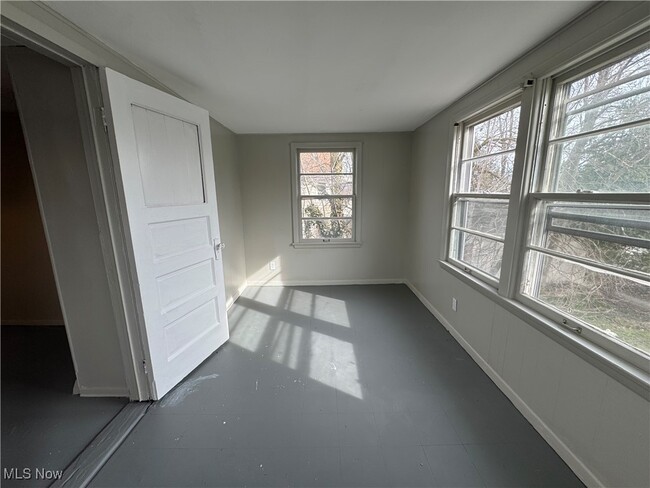 5237 Milo Ave in Maple Heights, OH - Foto de edificio - Building Photo