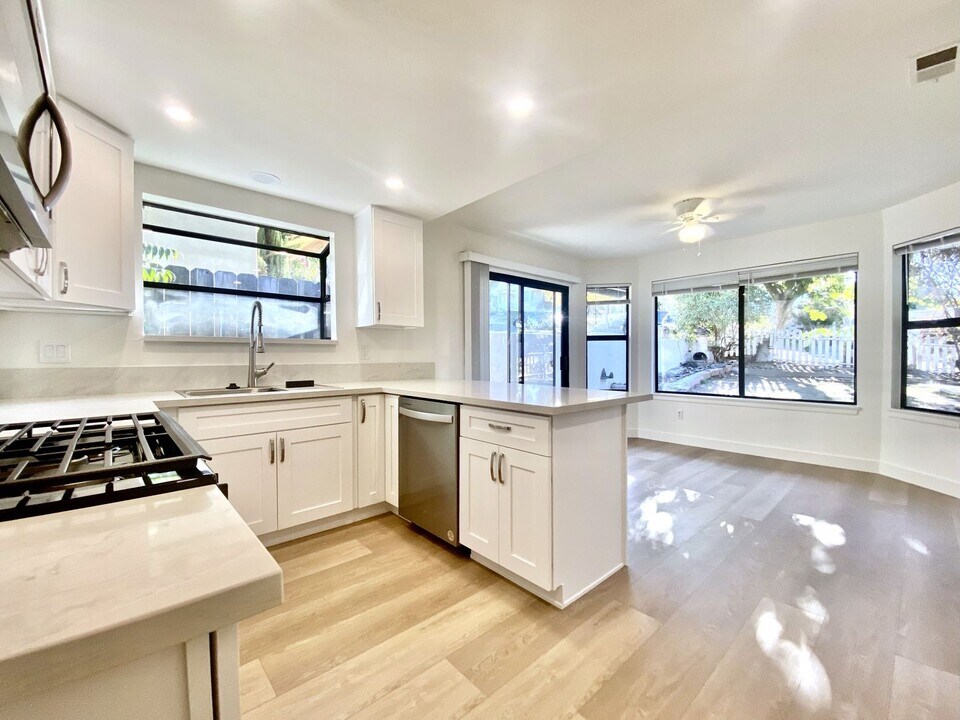 156 W 8th Ave in Escondido, CA - Building Photo