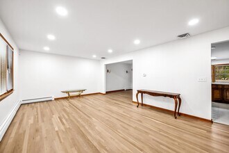 10 Lyncrest Dr in Paramus, NJ - Building Photo - Building Photo