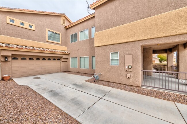 8920 Spotted Tail Ave in Las Vegas, NV - Building Photo - Building Photo