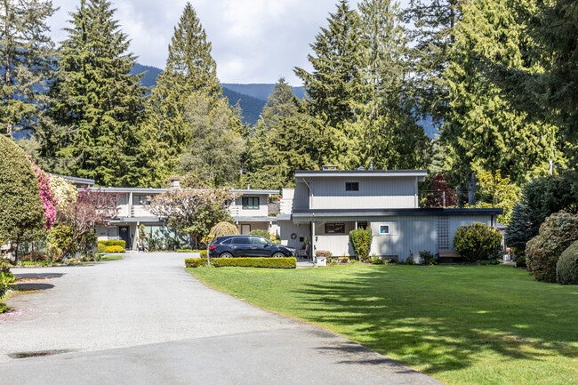 3662-3882 Edgemont Blvd in North Vancouver, BC - Building Photo - Building Photo