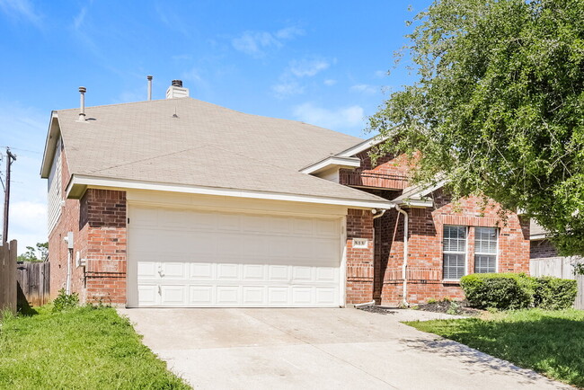 813 Loftin St in Crowley, TX - Building Photo - Building Photo