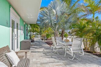 105 NE 3rd St in Satellite Beach, FL - Foto de edificio - Building Photo