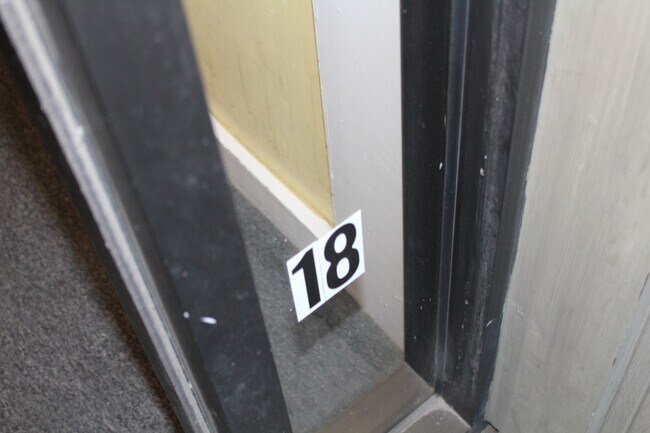 18 S Huntington Ave, Unit 3 in Boston, MA - Foto de edificio - Building Photo