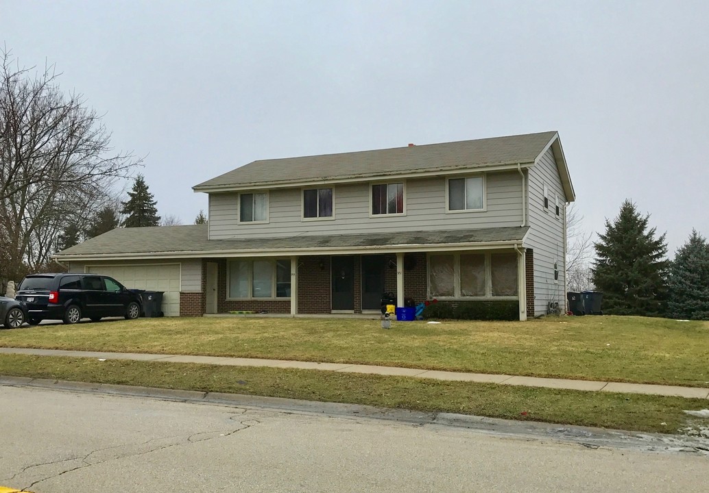 951-955 S Imperial Dr in Hartland, WI - Foto de edificio