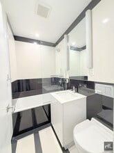 666 West End Ave in New York, NY - Foto de edificio - Building Photo