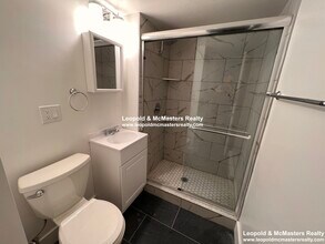 67 Park Dr, Unit D in Boston, MA - Foto de edificio - Building Photo