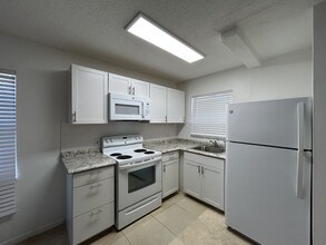 1013 S F St, Unit 2 in Lake Worth Beach, FL - Foto de edificio - Building Photo