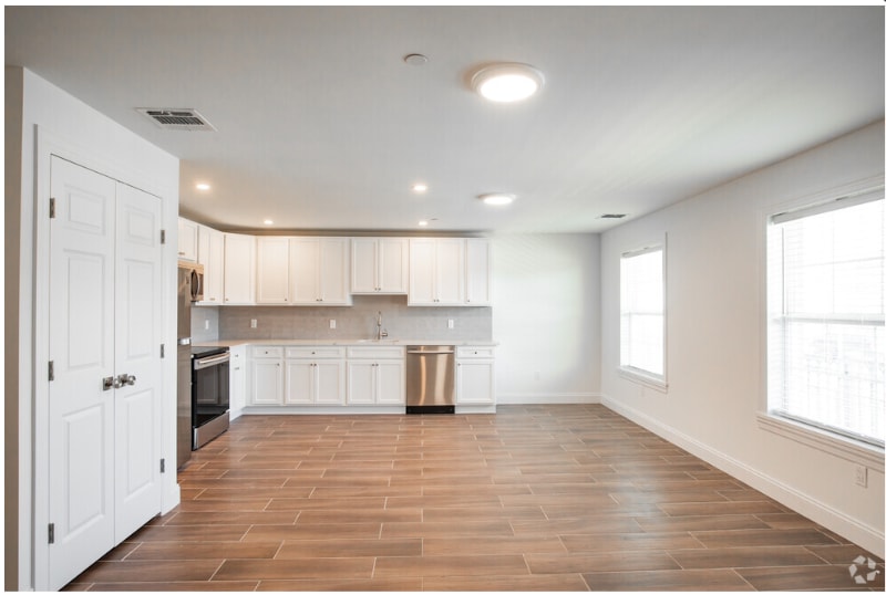1163 Montauk Hwy, Unit C4 in Copiague, NY - Foto de edificio