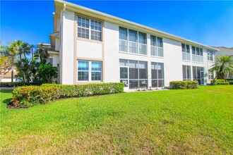 5645 Whisperwood Blvd in Naples, FL - Foto de edificio - Building Photo