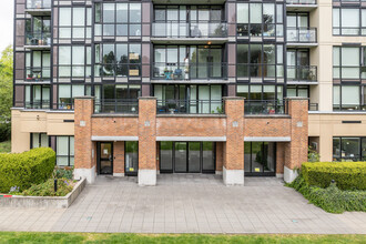 City Pointe Towers in Surrey, BC - Building Photo - Building Photo