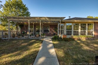 15728 E 167th St S in Bixby, OK - Foto de edificio - Building Photo