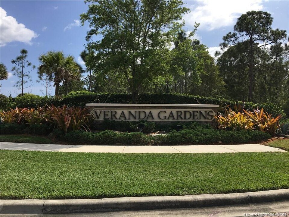 861 SE Courances Dr in Port St. Lucie, FL - Building Photo