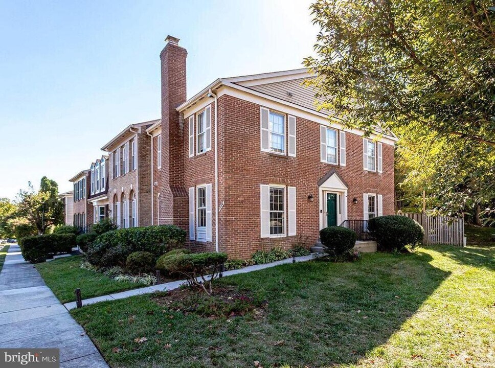 7526 Oldham Way in Alexandria, VA - Building Photo