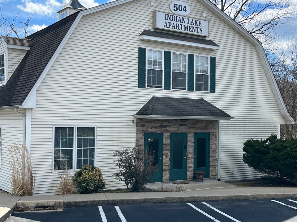 506 Boston Post Rd, Unit #2B in Orange, CT - Foto de edificio