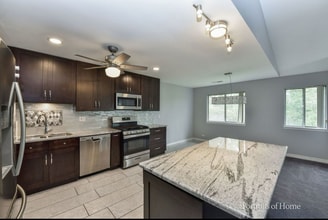 1587 Stonehill Ct in Wheaton, IL - Foto de edificio - Building Photo