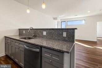 2411 Kensington Ave in Philadelphia, PA - Building Photo - Building Photo