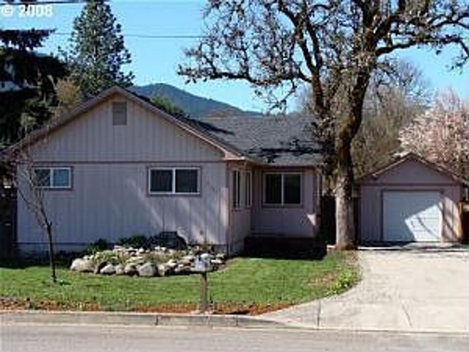 76340 Garden Rd in Oakridge, OR - Foto de edificio