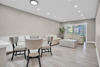 100 Ashbury Rd in Hollywood, FL - Building Photo - Building Photo