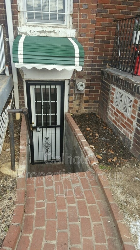 property at 725 Fairmont St NW