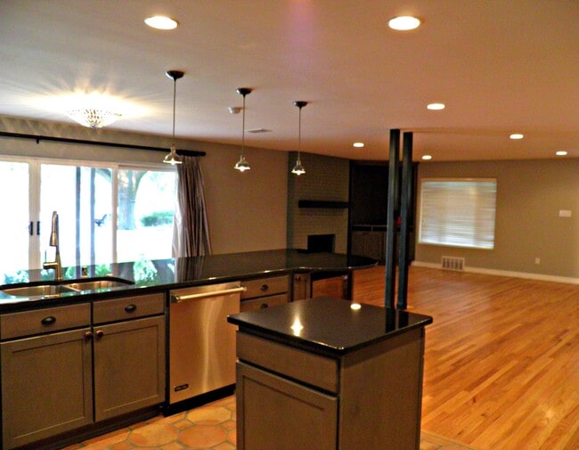 512 Laguna Blvd SW in Albuquerque, NM - Building Photo - Building Photo