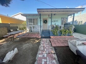 326 W Oliver St in San Pedro, CA - Building Photo